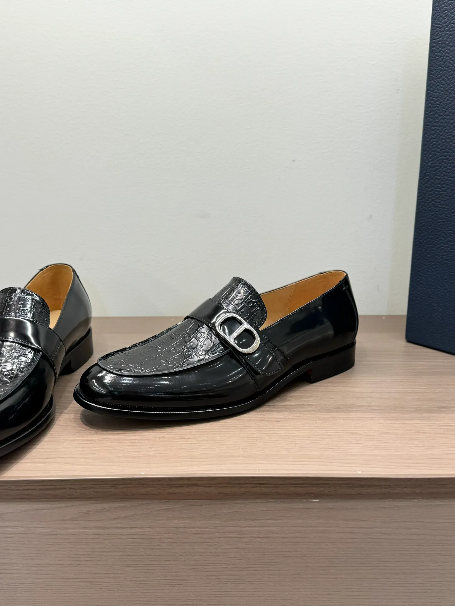 [Dior Dior] Top P: 960💰 Standard code 39-44 (38.45.46 custom-made, non-refundable and non-exchangeable) Dior Dior's latest high-end men's boutique casual leather shoes, the upper is carefully made of black cowhide/open-edge beaded leather/high-mercerized frosted cowhide, the classic silhouette shows elegance, and the upper strap is matched with a metal-coated CD Icon decorative buckle to enhance the style. Comfortable and lightweight, the Italian leather sole features anti-slip rubber inserts. The Blake structured leather sole with anti-slip details showcases Dio*'s exceptional craftsmanship. Elegant and refined, it can be matched with all kinds of suits.